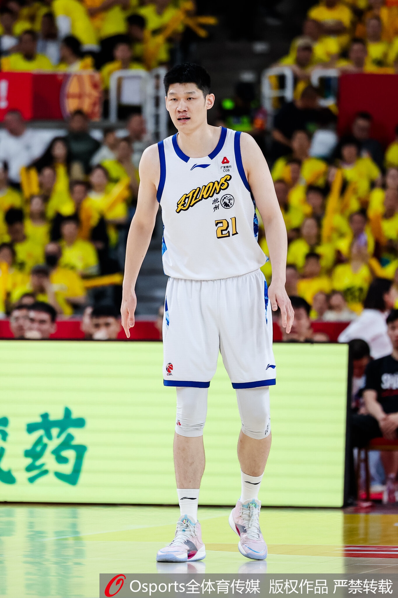 广厦阵容洗牌：塔克续约敲定，布朗签约权交易在即，胡金秋续约暂停