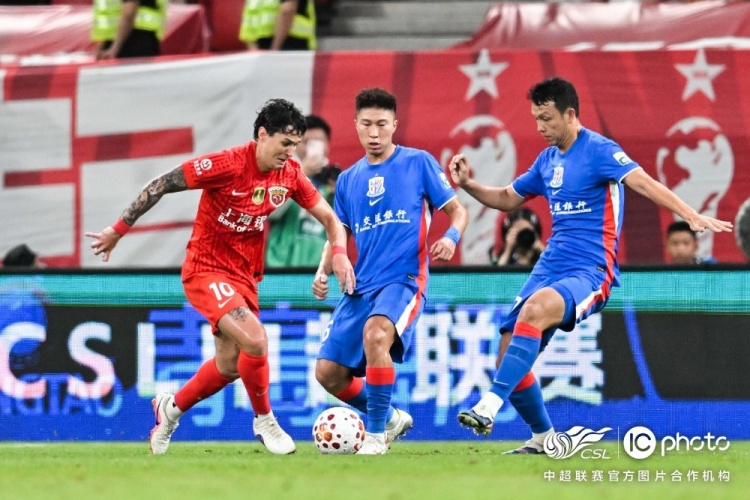 莱昂纳多李新翔建功 上海海港2-0终结德比悬念