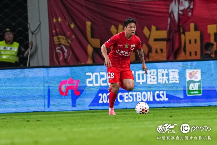 莱昂纳多李新翔建功 上海海港2-0终结德比悬念