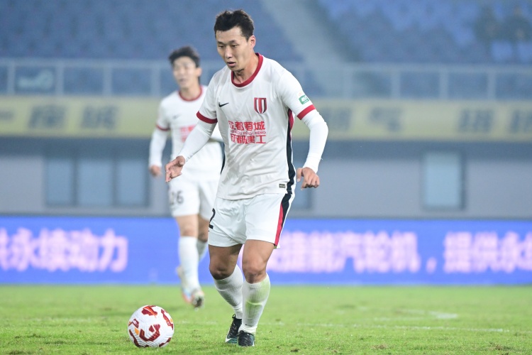 蓉城临场变阵:李扬替韩鹏飞首发,未占用换人名额