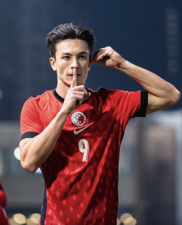 安永佳：坐替补席就加练，进球后掩耳回应“中国香港C罗”