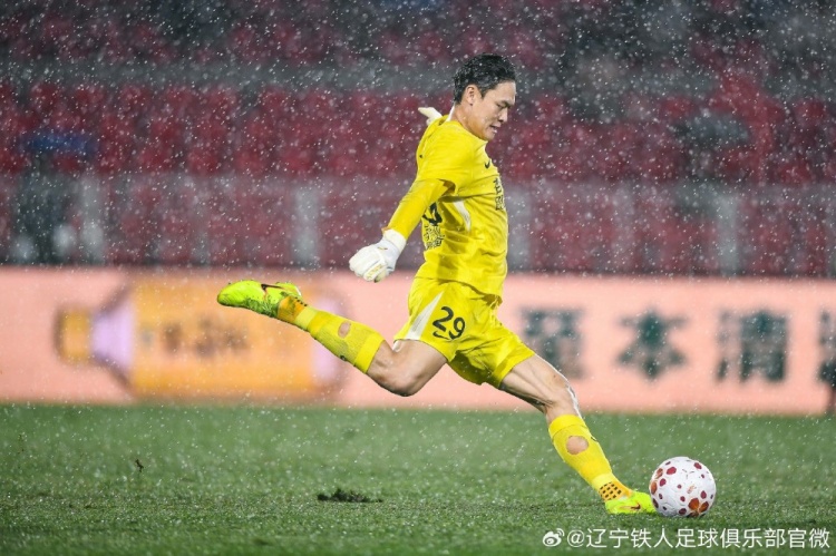 姜至鹏角球绝杀 深圳新鹏城客场2-1逆转辽宁铁人 姜至鹏角球绝杀 深圳新鹏城客场2-1逆转辽宁铁人