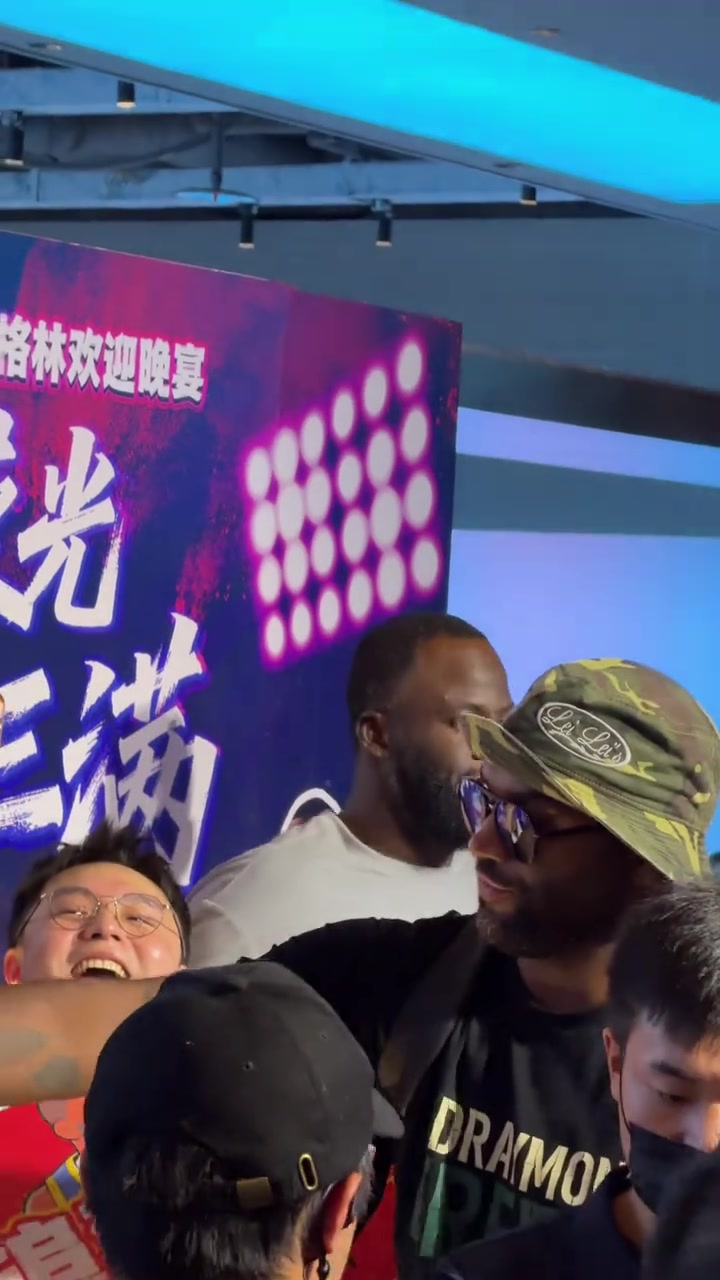 追梦中国行潮汕站合影环节配合球迷做鬼脸 追梦中国行潮汕站合影环节配合球迷做鬼脸