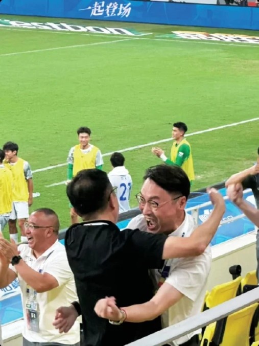 东体:申花对蓉城逆转局势后,俱乐部管理层在看台上激情相拥 东体:申花对蓉城逆转局势后,俱乐部管理层在看台上激情相拥
