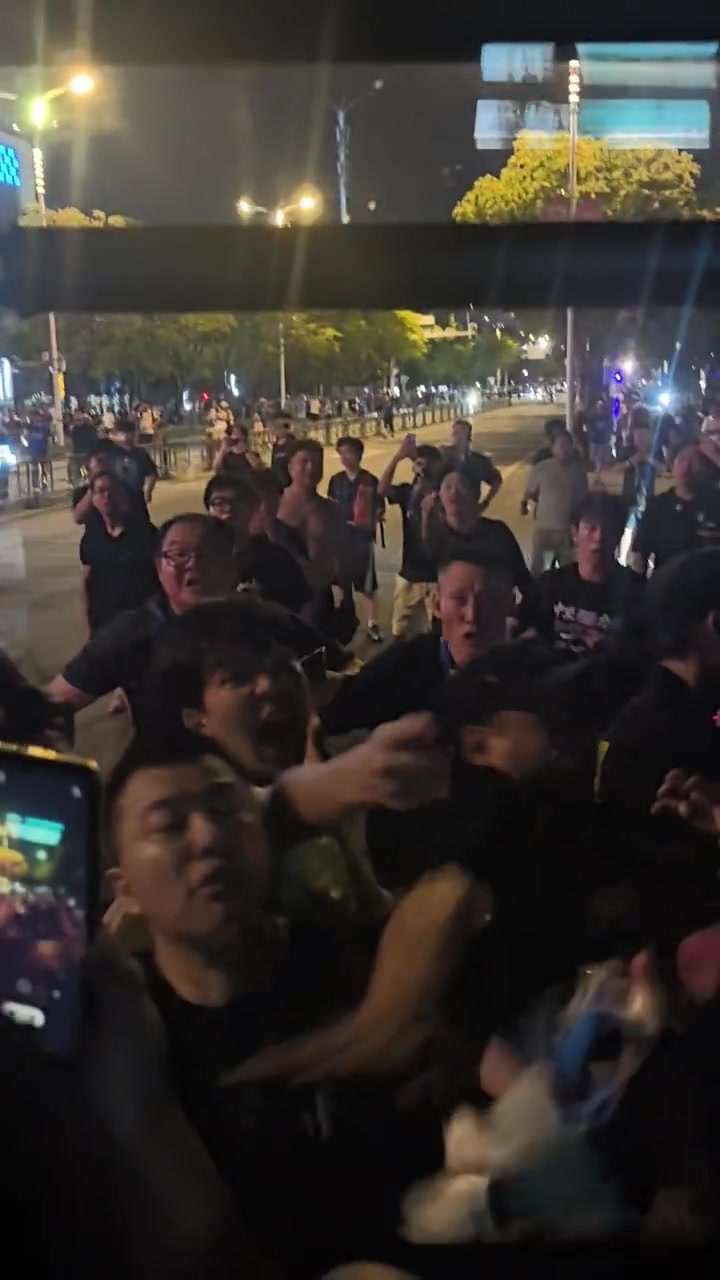 这……博主发视频武汉球迷朝津门虎球迷大巴吐口水,现场一片混乱 这……博主发视频武汉球迷朝津门虎球迷大巴吐口水,现场一片混乱