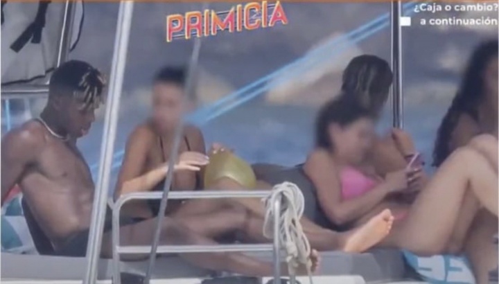 @格策😅尼科与多名女性在游艇上一同度假，但他的女友不在其中