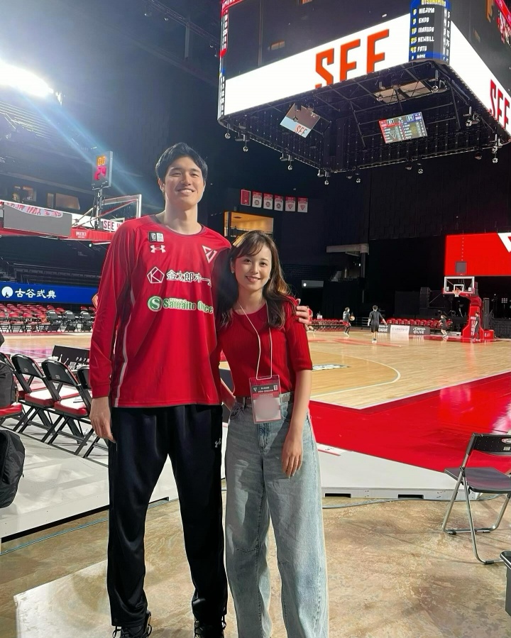 渡边雄太妻子带娃观战世预赛晒照:👶🏻第一次看篮球比赛 渡边雄太妻子带娃观战世预赛晒照:👶🏻第一次看篮球比赛
